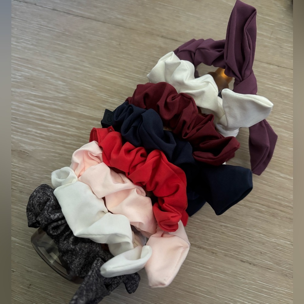 SOLD Lululemon bow hair Scrunchies